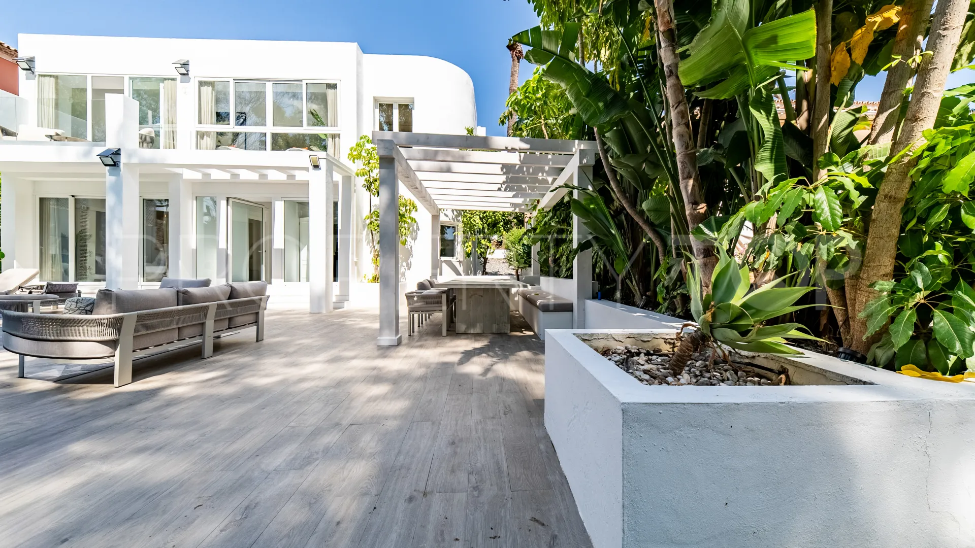 Villa for sale in Nueva Andalucia with 4 bedrooms