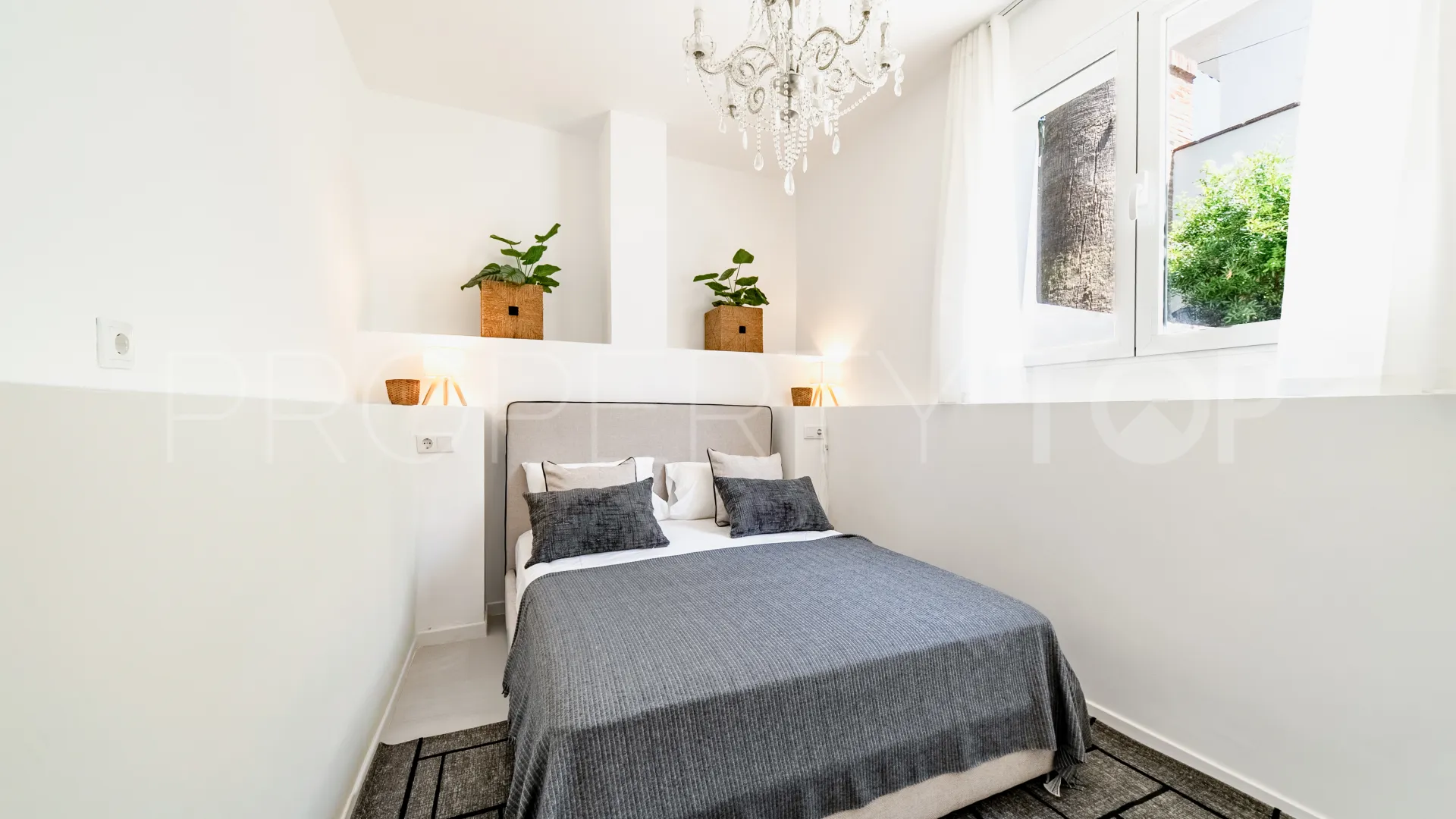 Villa for sale in Nueva Andalucia with 4 bedrooms