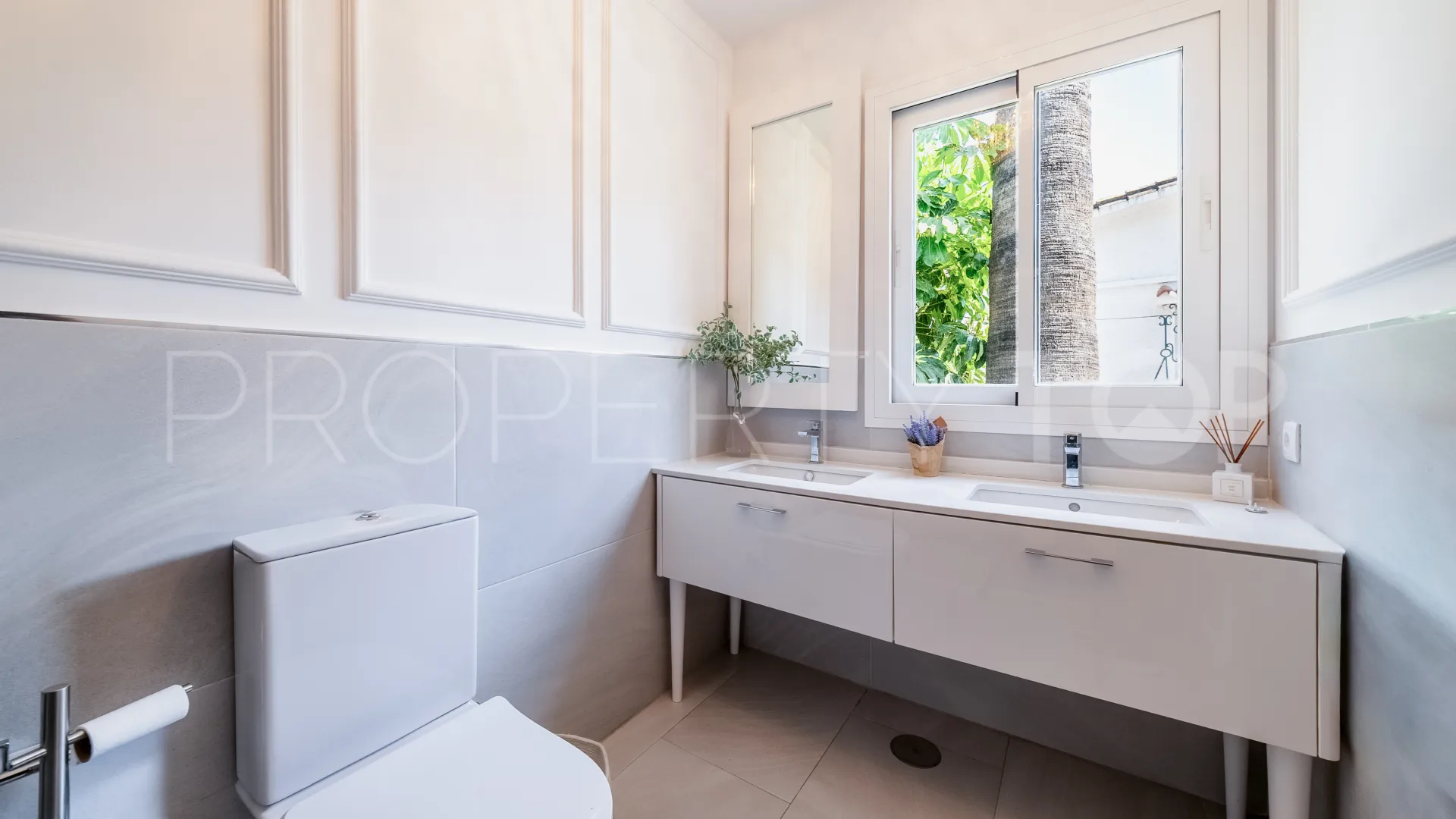 Villa for sale in Nueva Andalucia with 4 bedrooms