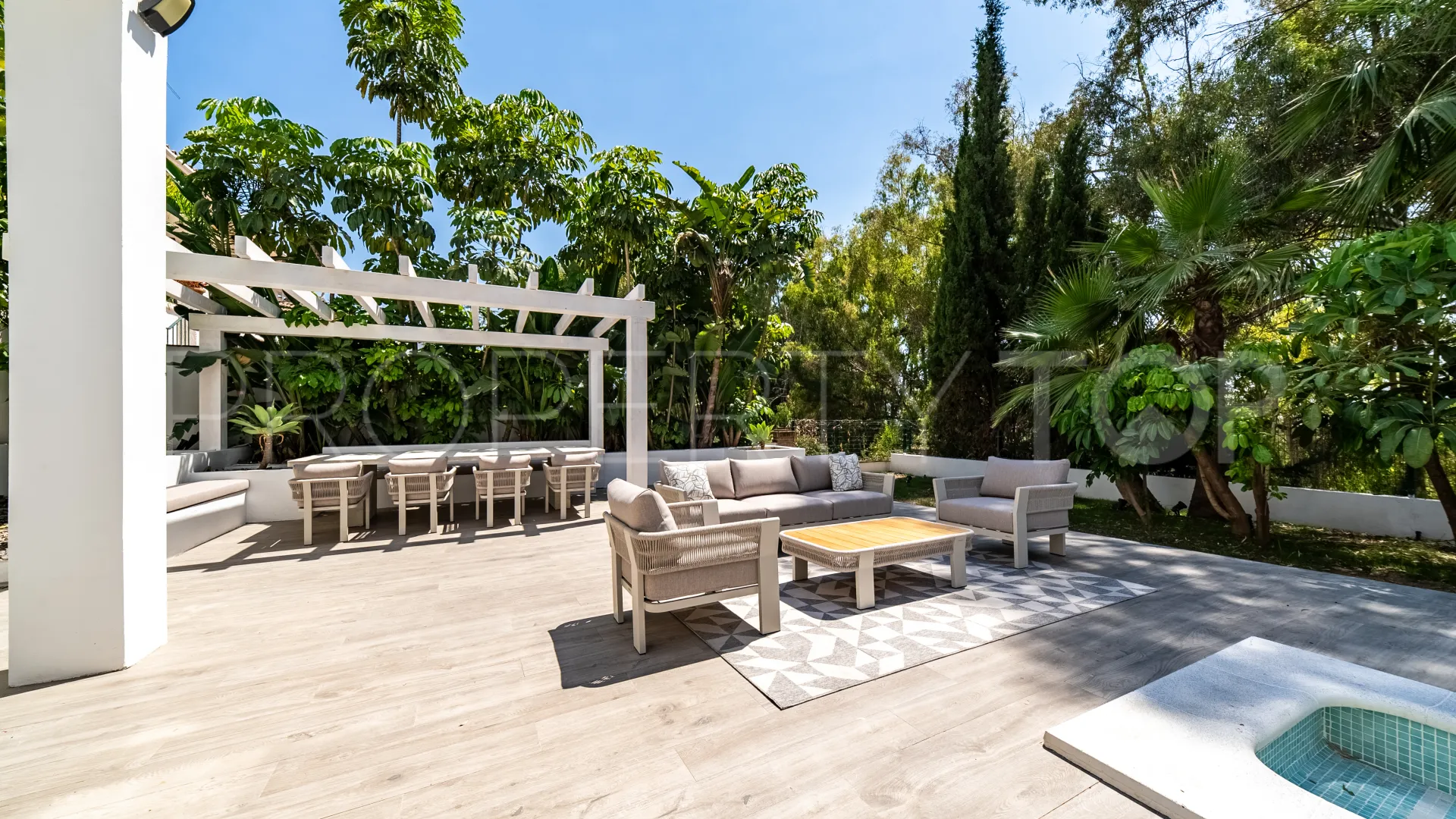 Villa for sale in Nueva Andalucia with 4 bedrooms