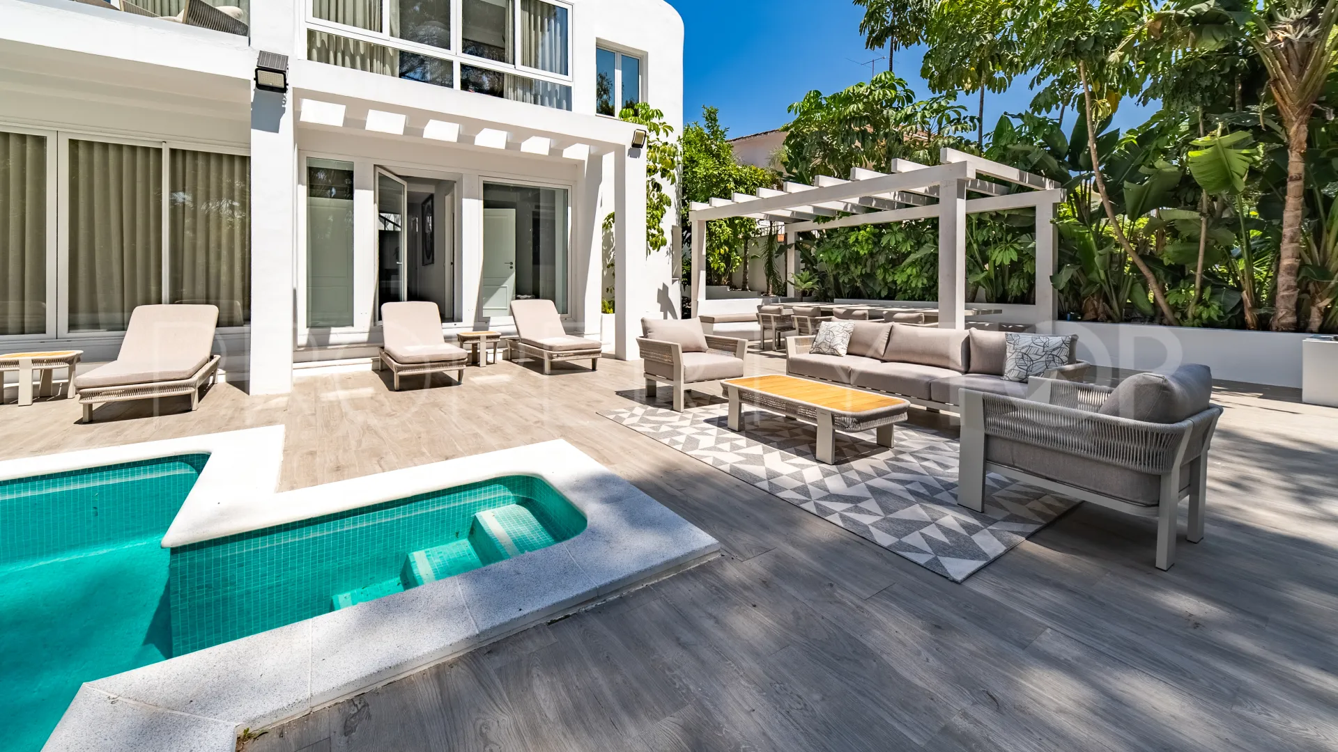 Villa for sale in Nueva Andalucia with 4 bedrooms