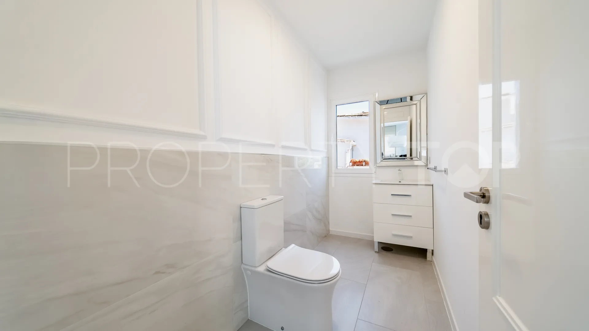 Villa for sale in Nueva Andalucia with 4 bedrooms