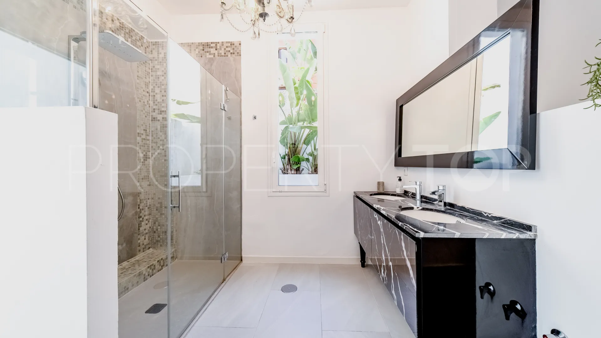 Villa for sale in Nueva Andalucia with 4 bedrooms