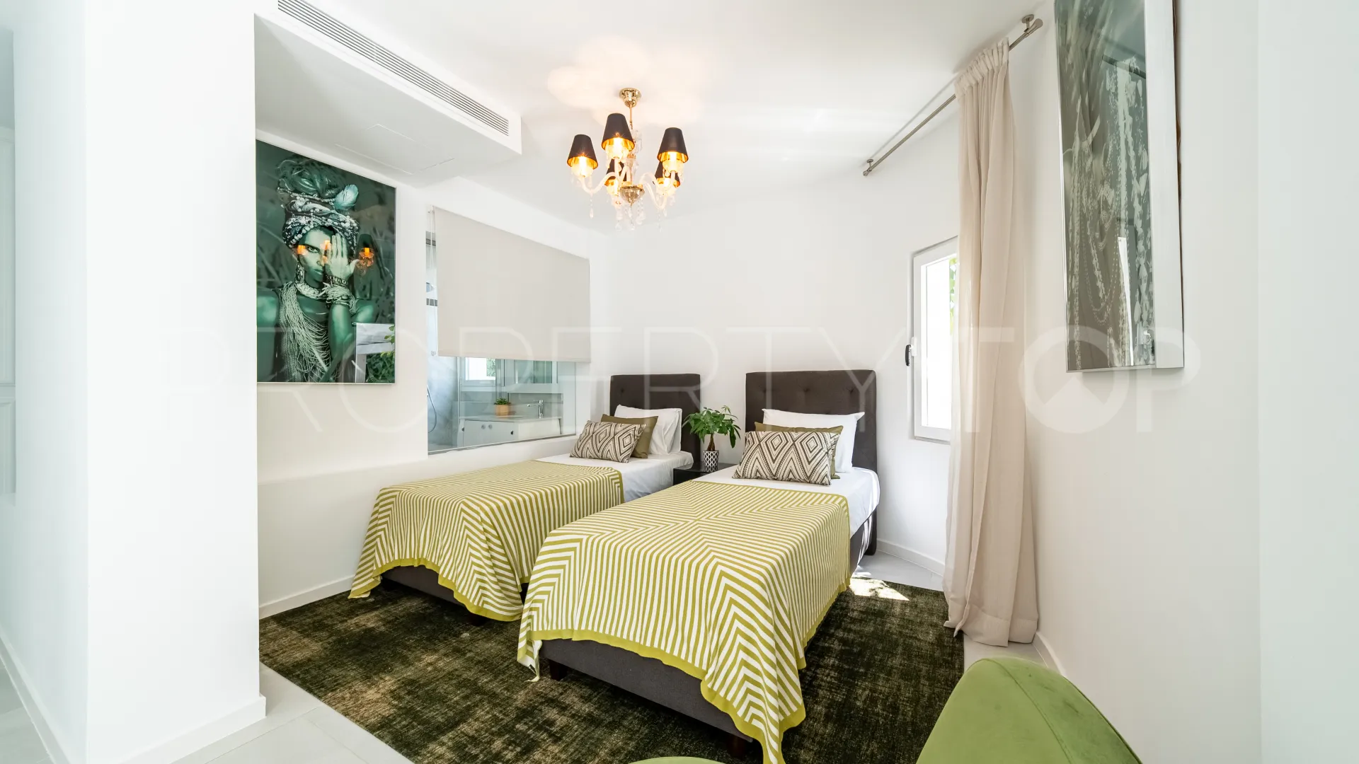 Villa for sale in Nueva Andalucia with 4 bedrooms