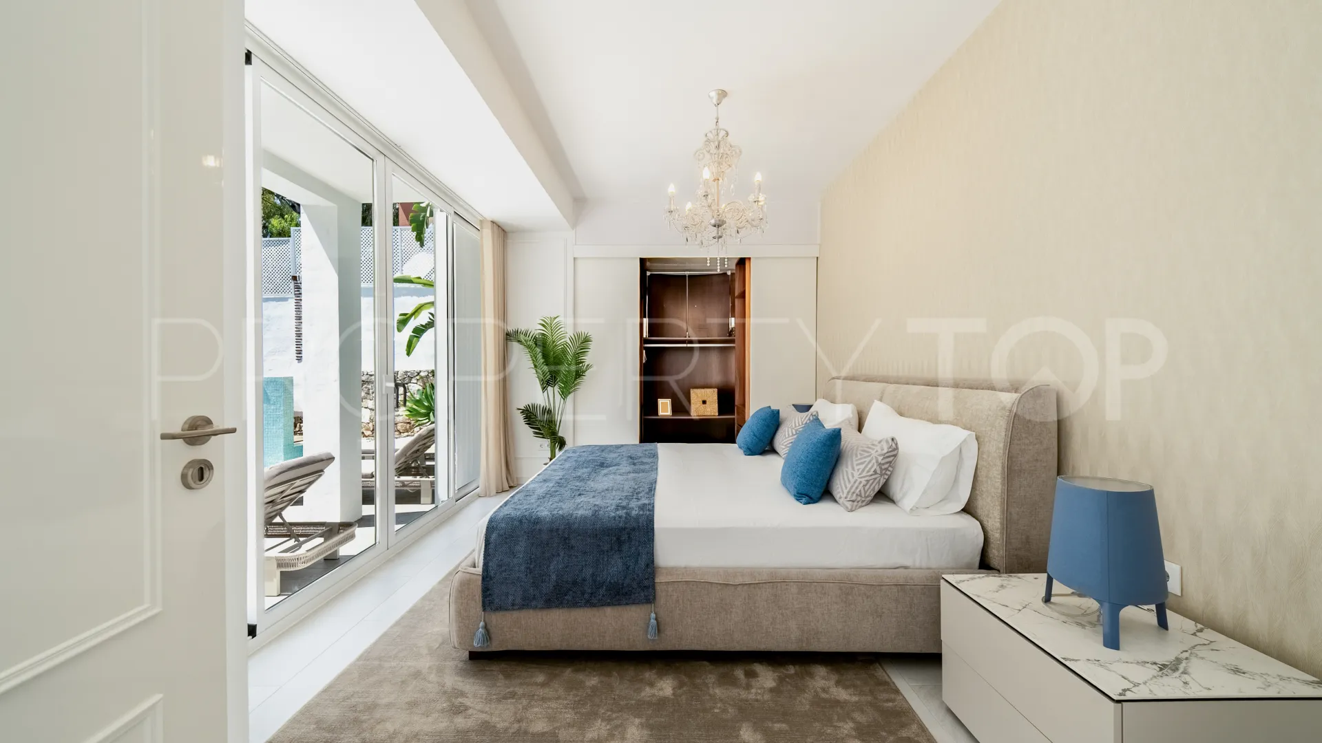 Villa for sale in Nueva Andalucia with 4 bedrooms