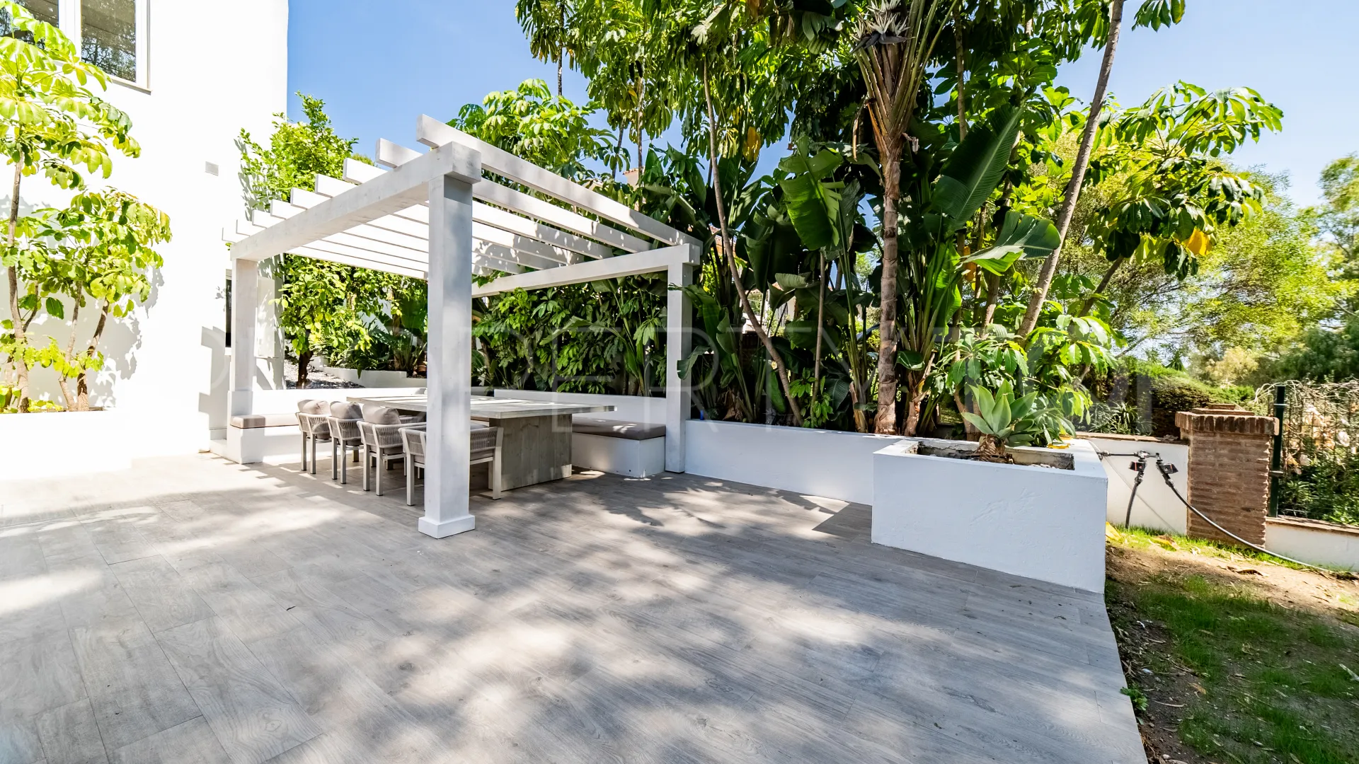 Villa for sale in Nueva Andalucia with 4 bedrooms