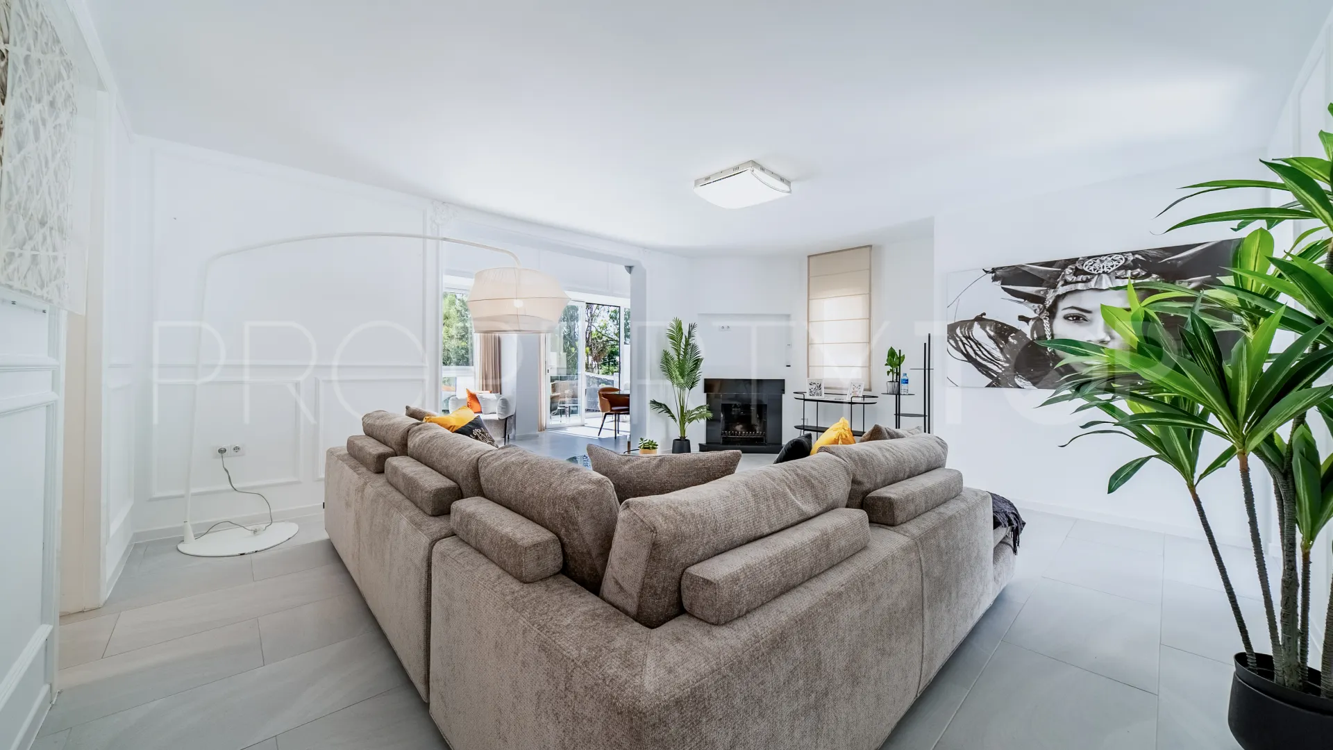 Villa for sale in Nueva Andalucia with 4 bedrooms