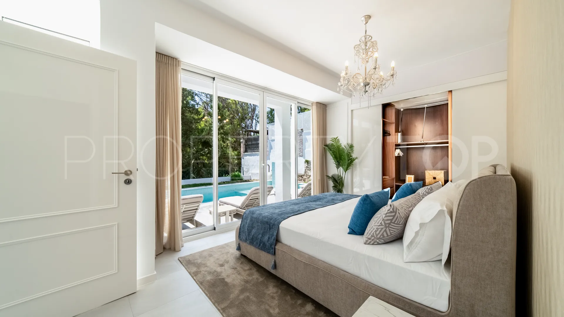 Villa for sale in Nueva Andalucia with 4 bedrooms