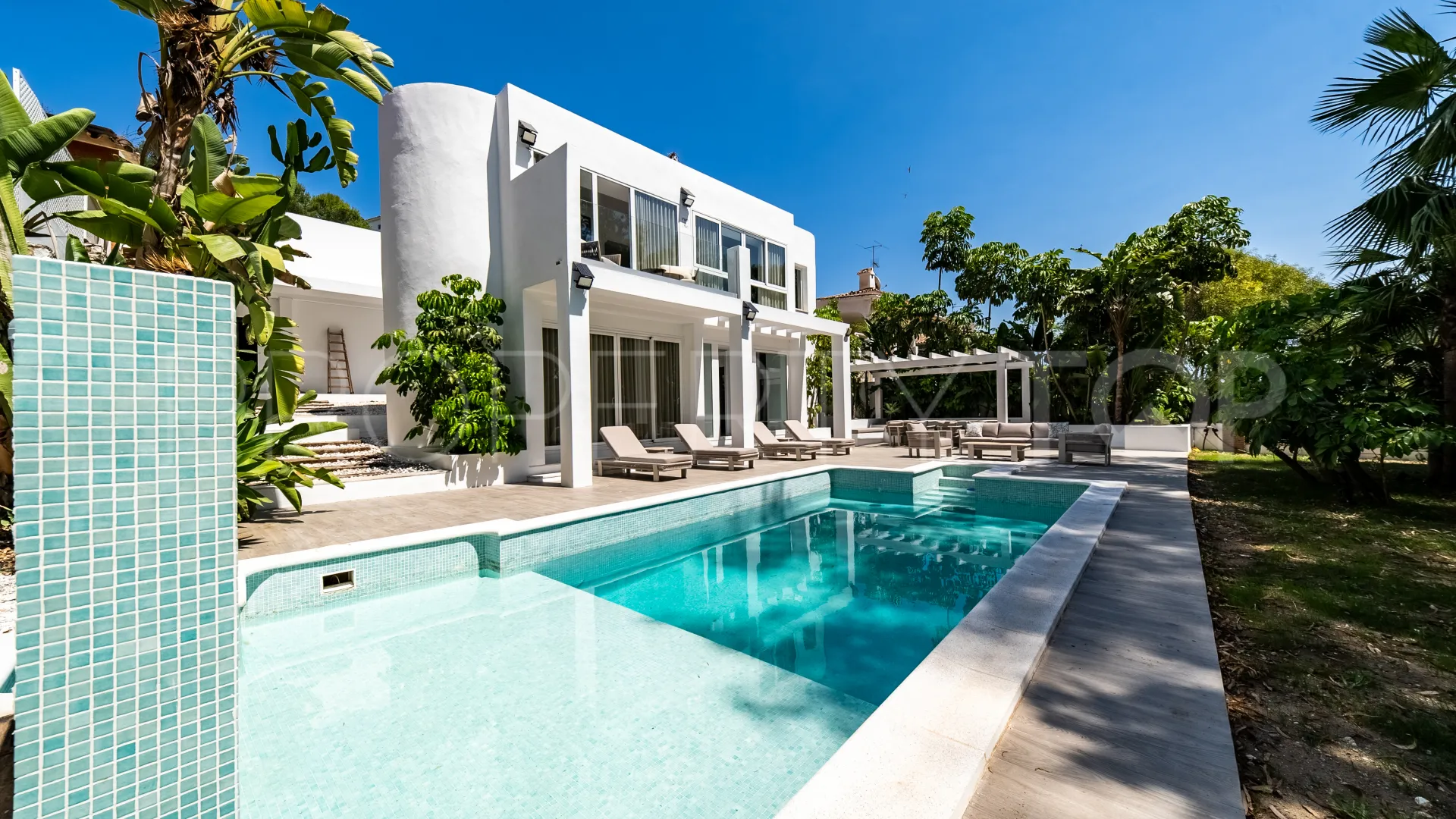 Villa for sale in Nueva Andalucia with 4 bedrooms