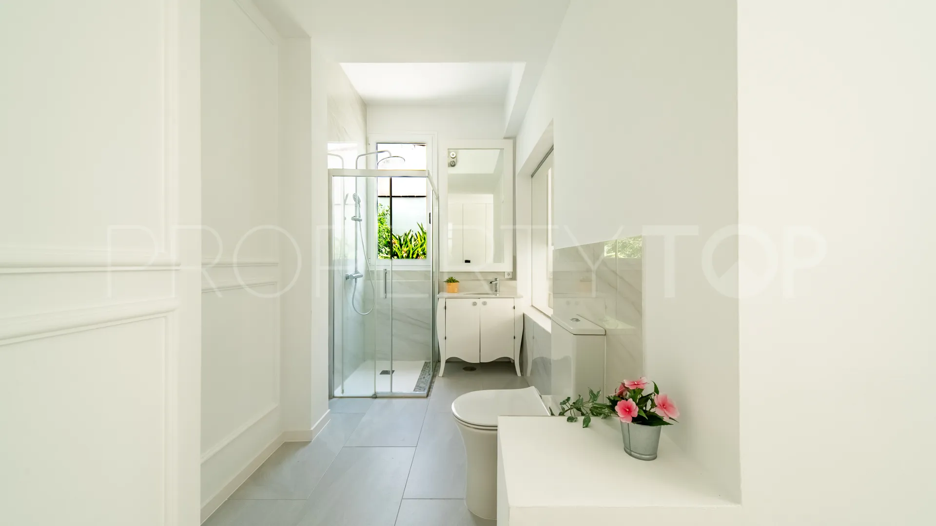 Villa for sale in Nueva Andalucia with 4 bedrooms