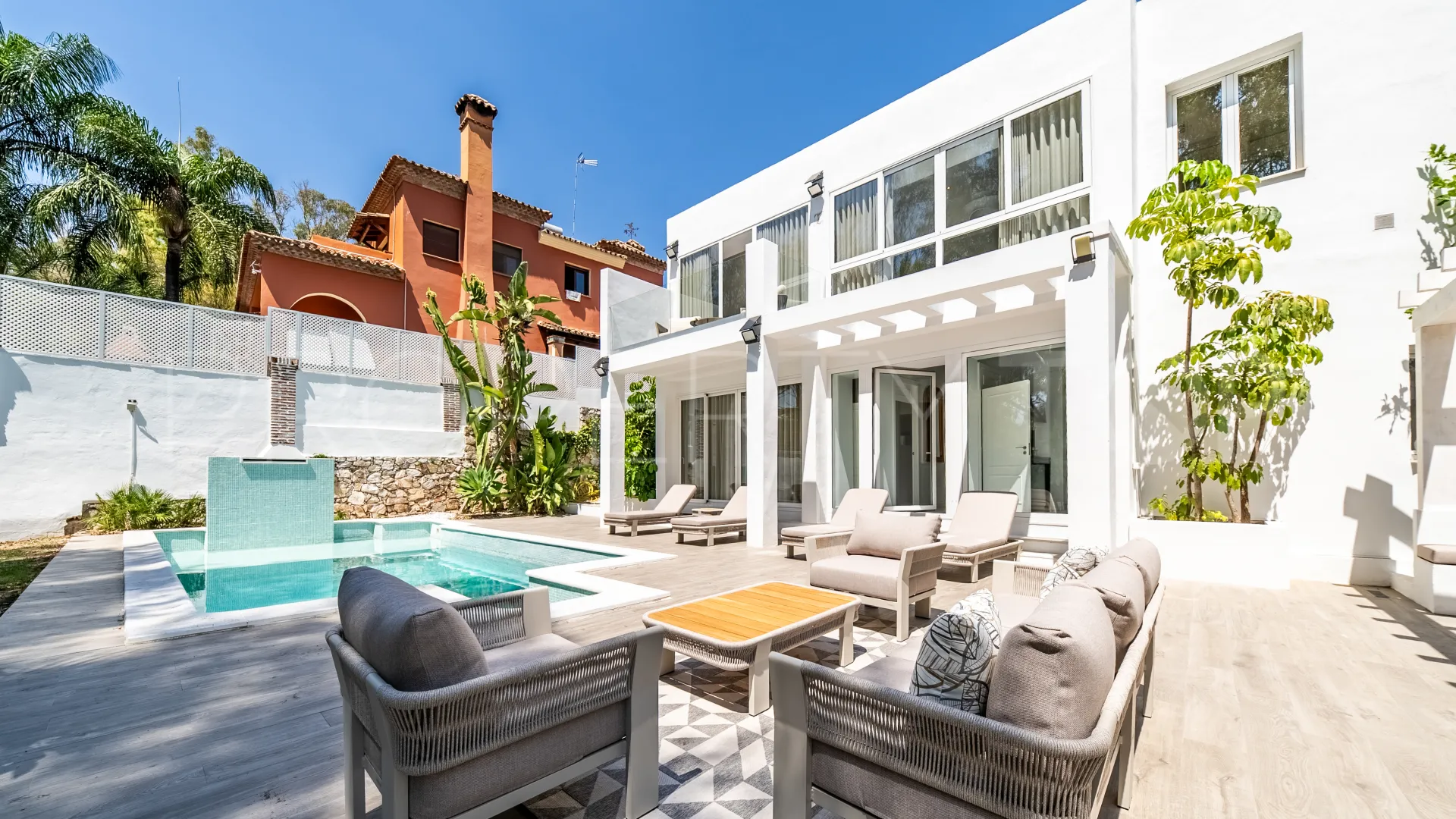 Villa for sale in Nueva Andalucia with 4 bedrooms