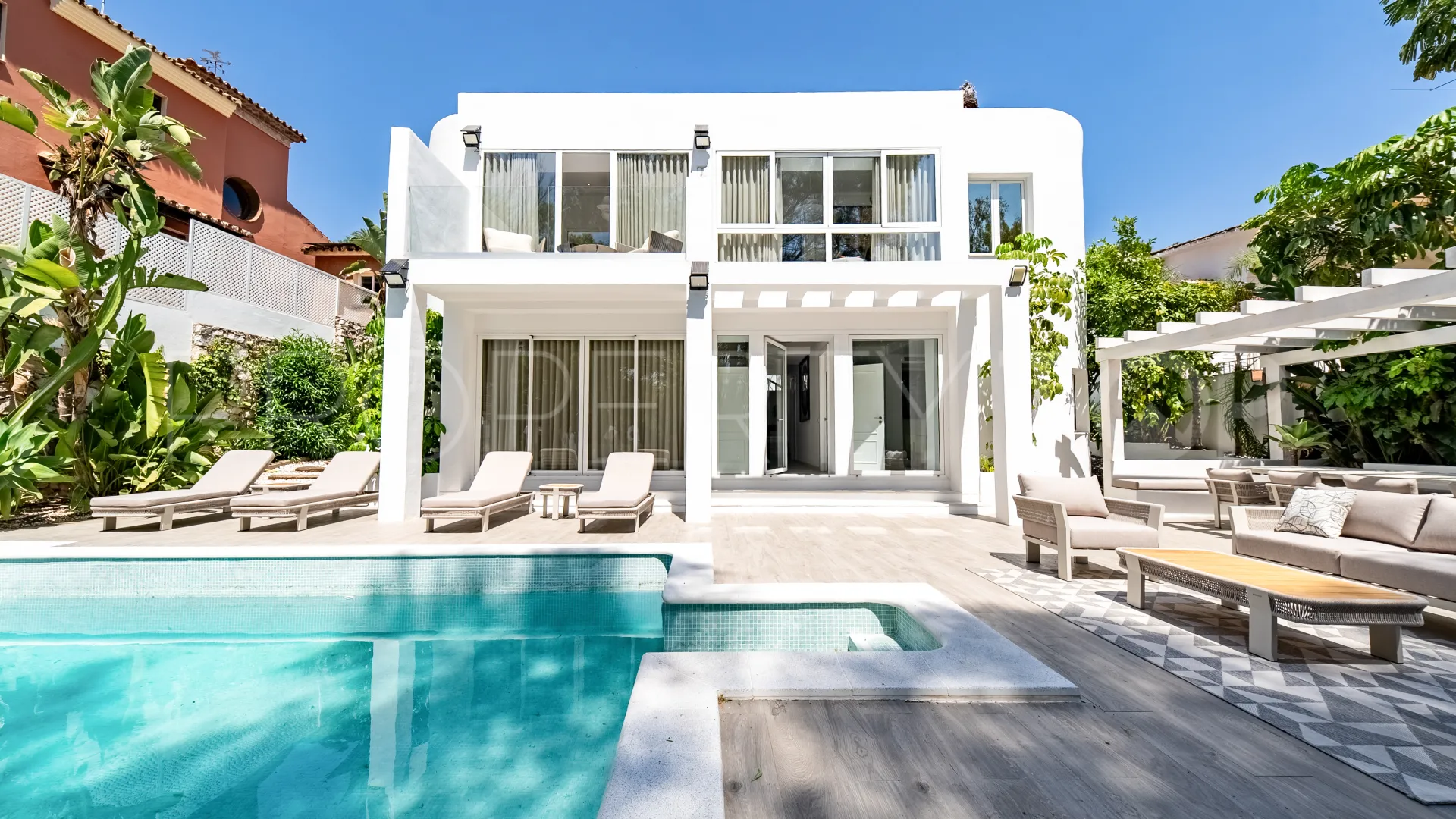 Villa for sale in Nueva Andalucia with 4 bedrooms