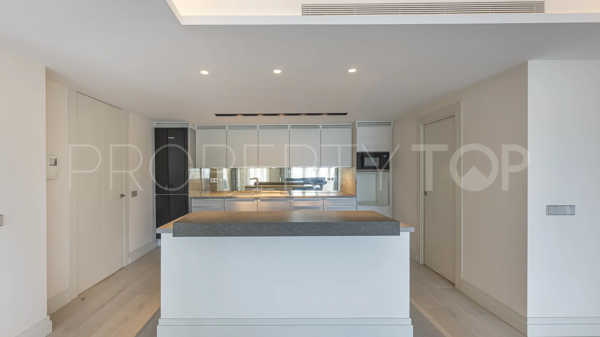For sale 2 bedrooms apartment in Playa Bajadilla - Puertos