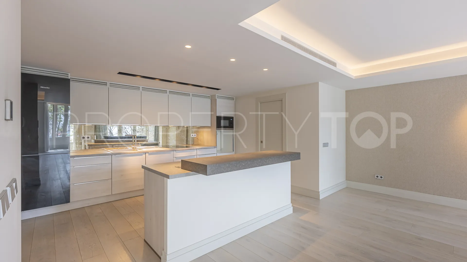 For sale 2 bedrooms apartment in Playa Bajadilla - Puertos