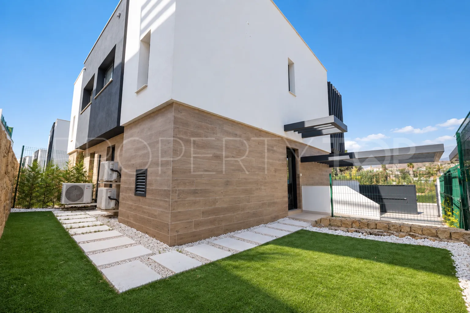 Se vende pareado en Atalaya de 3 dormitorios