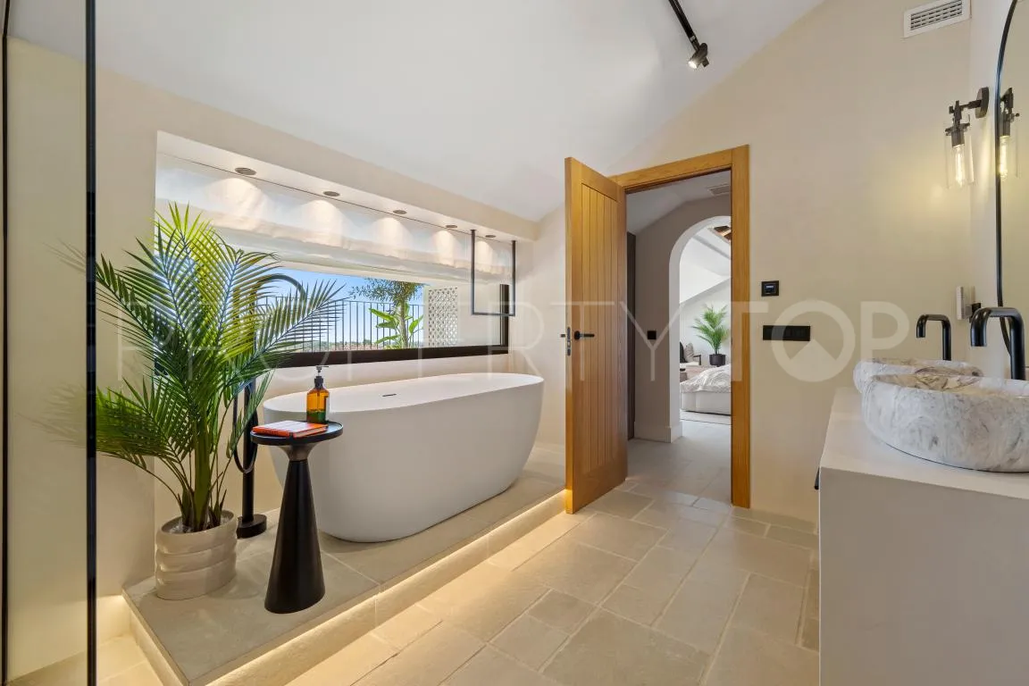 Villa en venta en Nueva Andalucia con 6 dormitorios