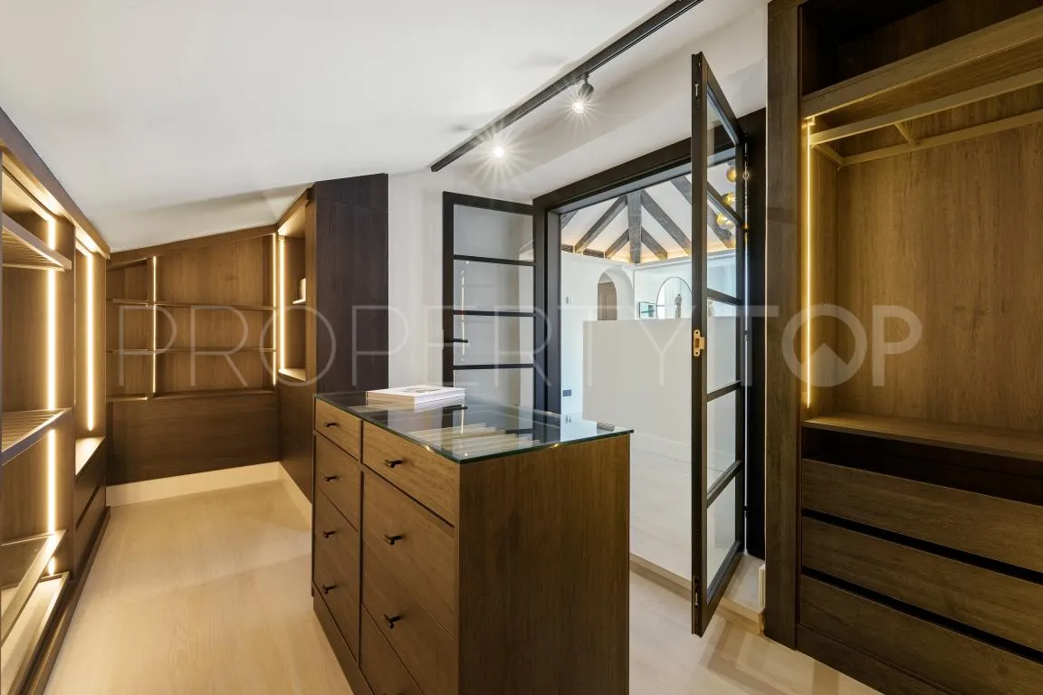 Villa en venta en Nueva Andalucia con 6 dormitorios