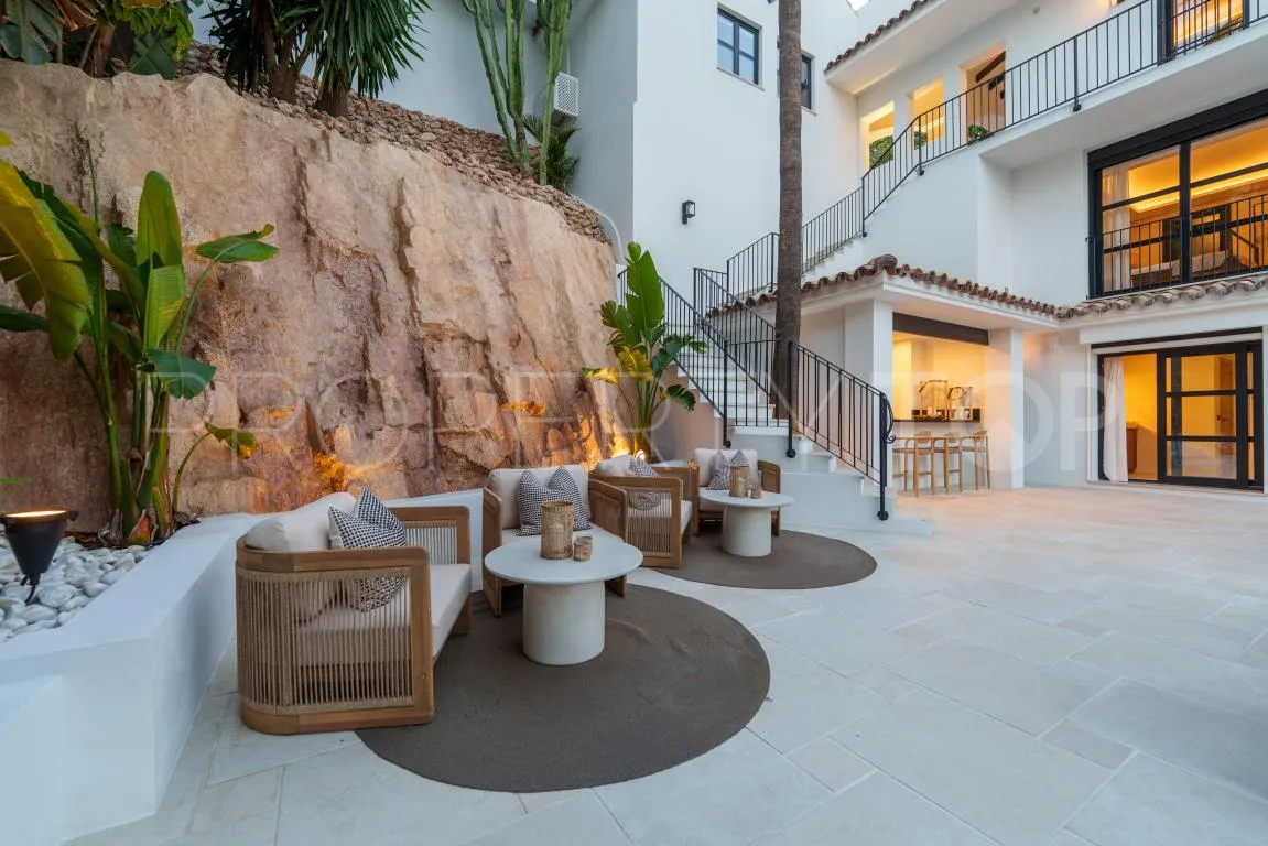 Villa en venta en Nueva Andalucia con 6 dormitorios