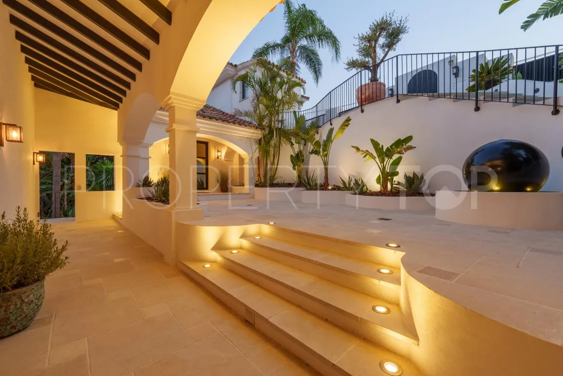Villa en venta en Nueva Andalucia con 6 dormitorios