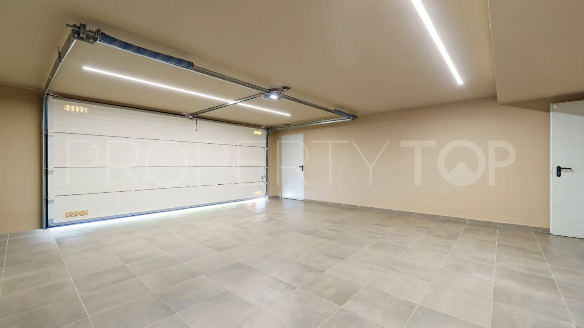 For sale Los Olivos villa with 6 bedrooms