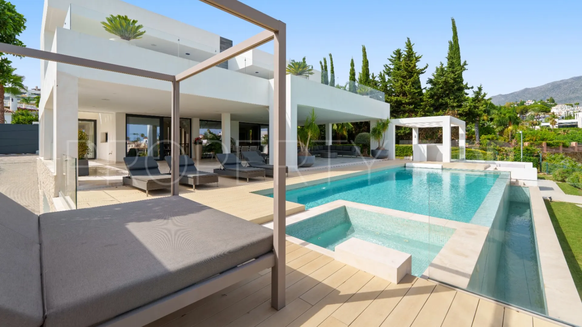 5 bedrooms villa in Nueva Andalucia for sale