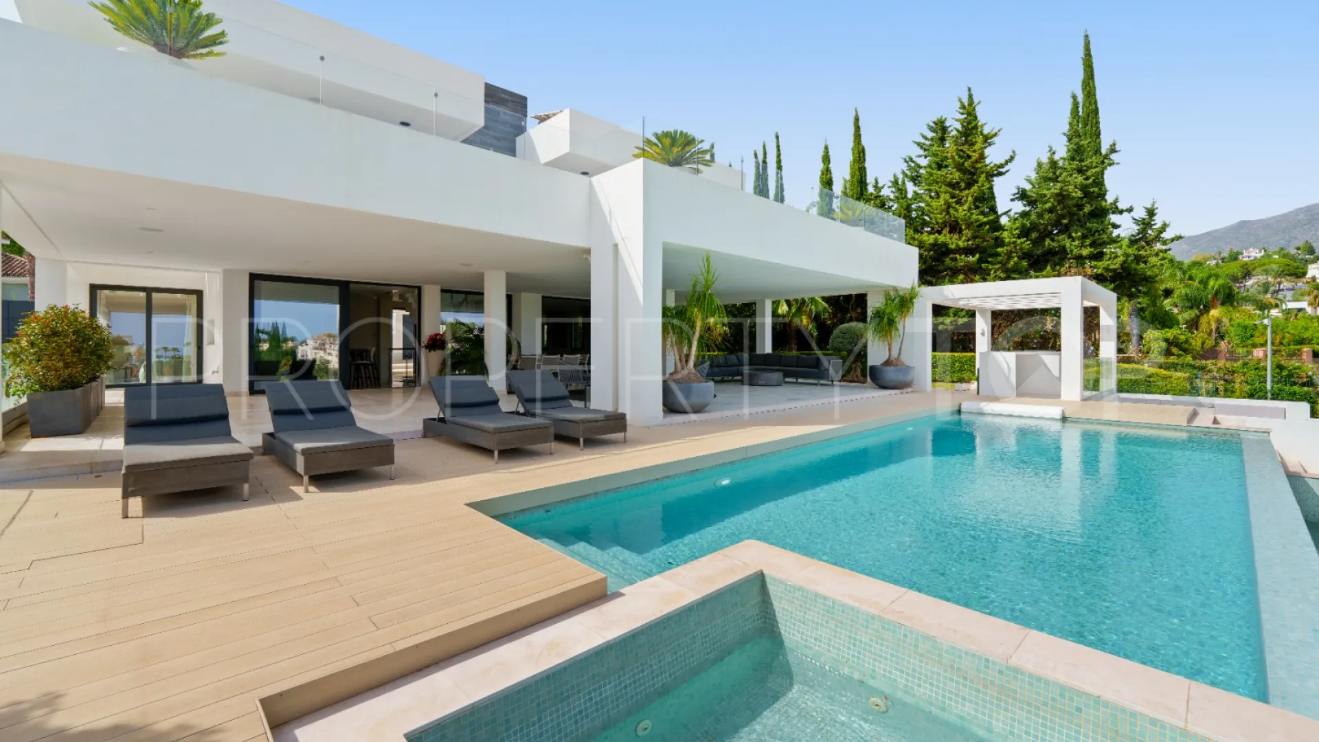 5 bedrooms villa in Nueva Andalucia for sale