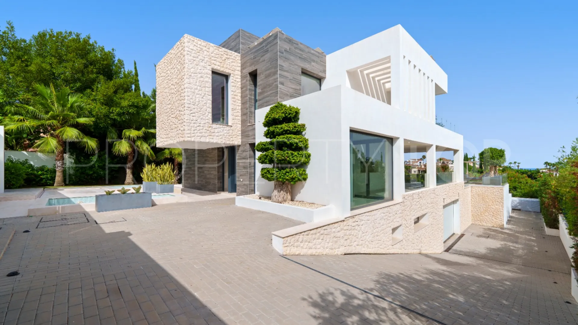 5 bedrooms villa in Nueva Andalucia for sale