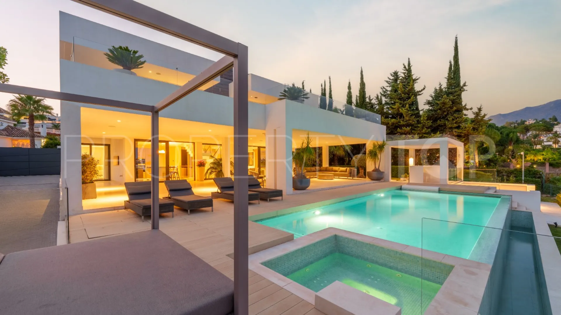 5 bedrooms villa in Nueva Andalucia for sale
