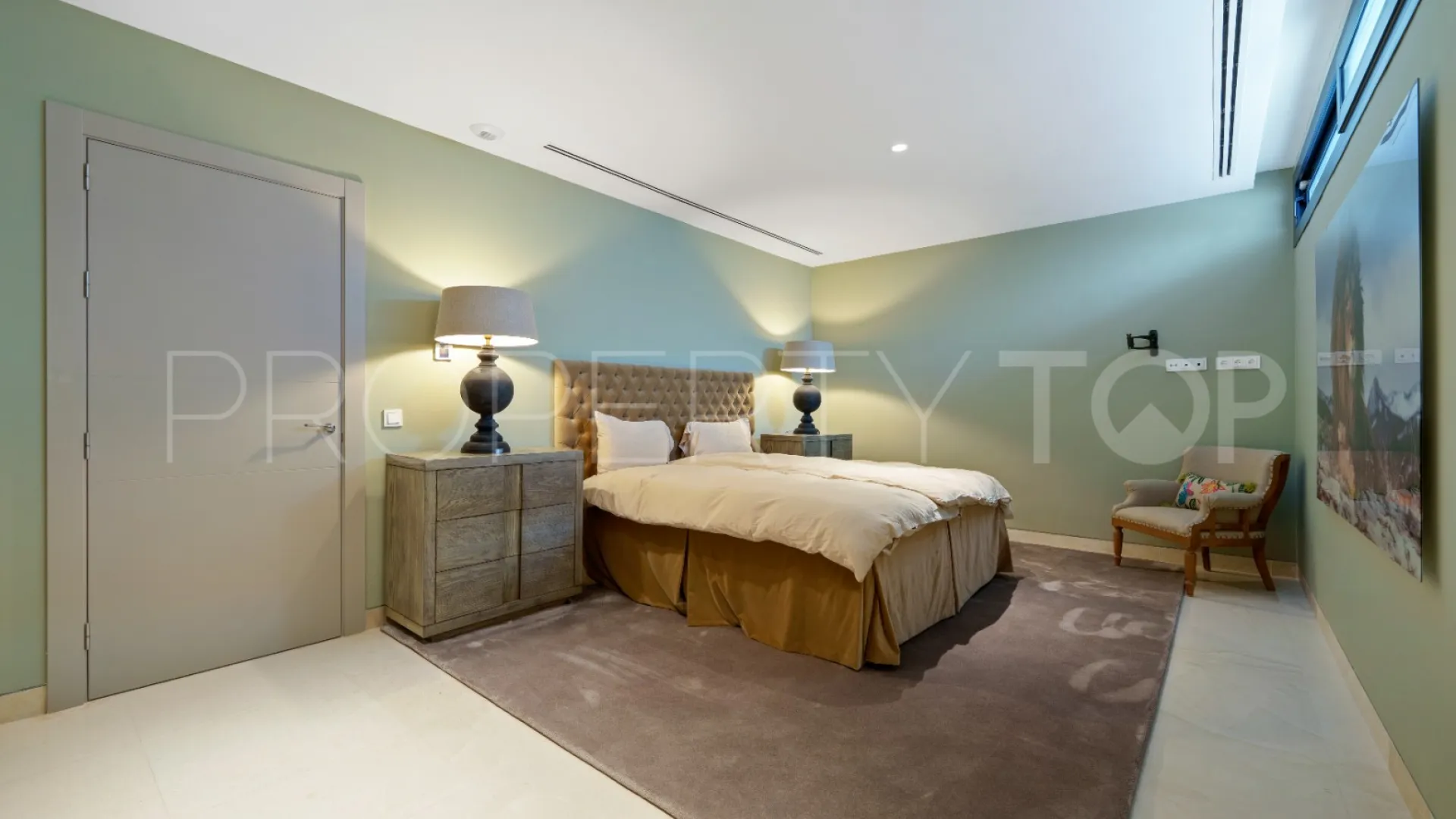 5 bedrooms villa in Nueva Andalucia for sale