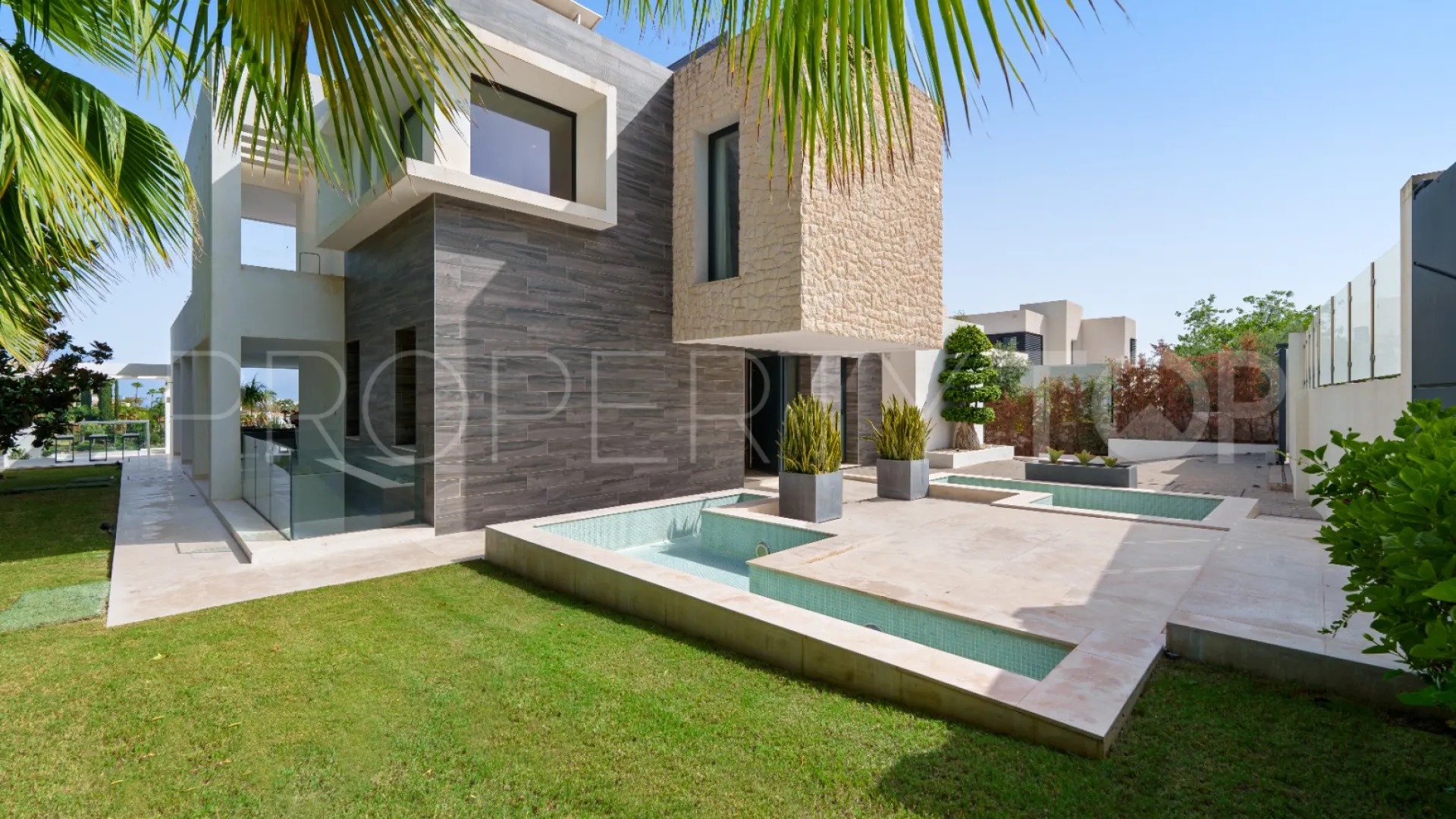 5 bedrooms villa in Nueva Andalucia for sale