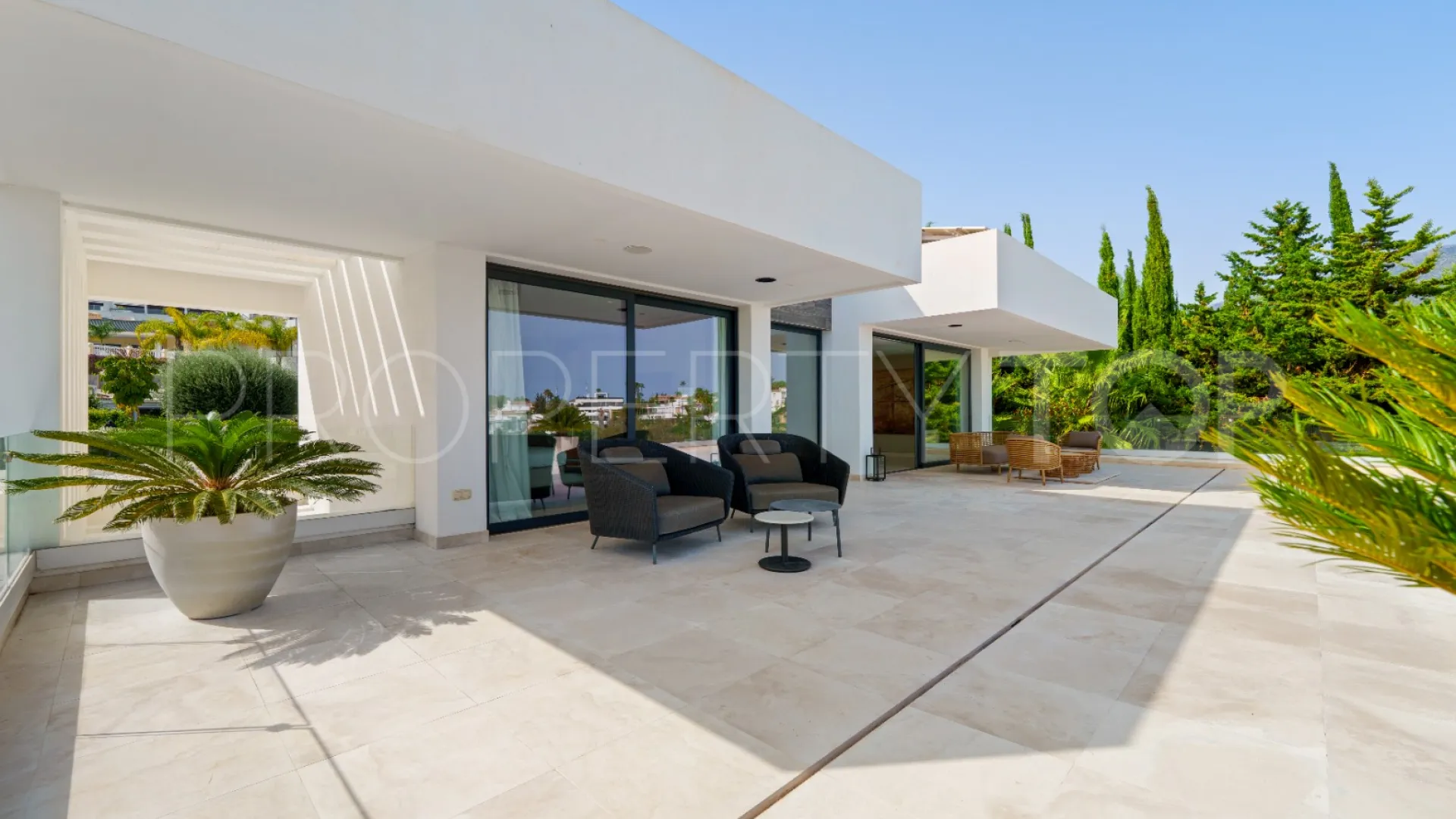 5 bedrooms villa in Nueva Andalucia for sale