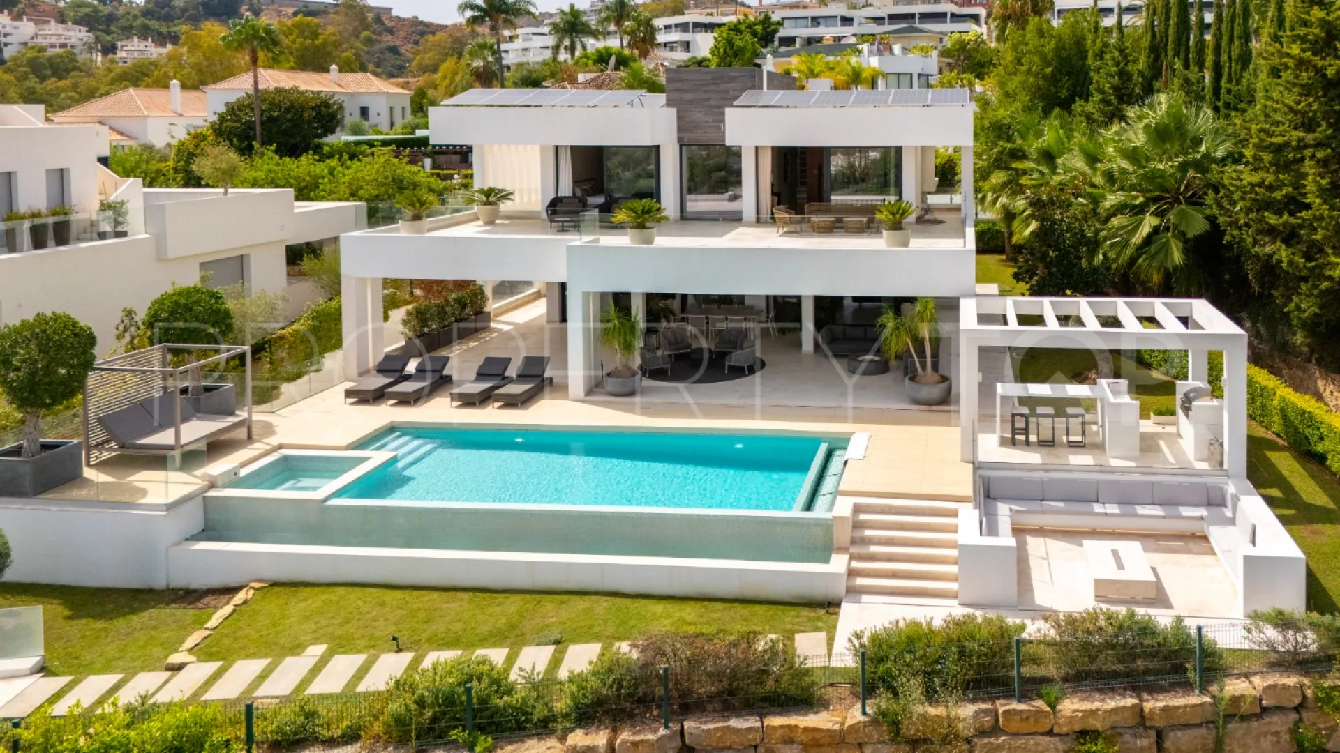 5 bedrooms villa in Nueva Andalucia for sale