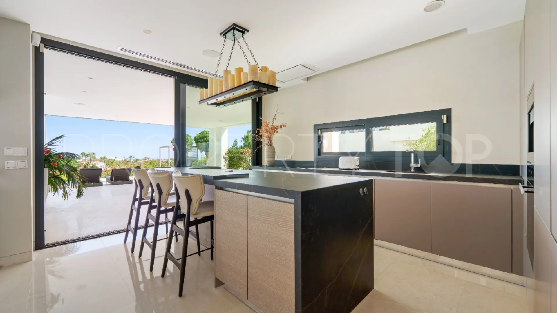 5 bedrooms villa in Nueva Andalucia for sale