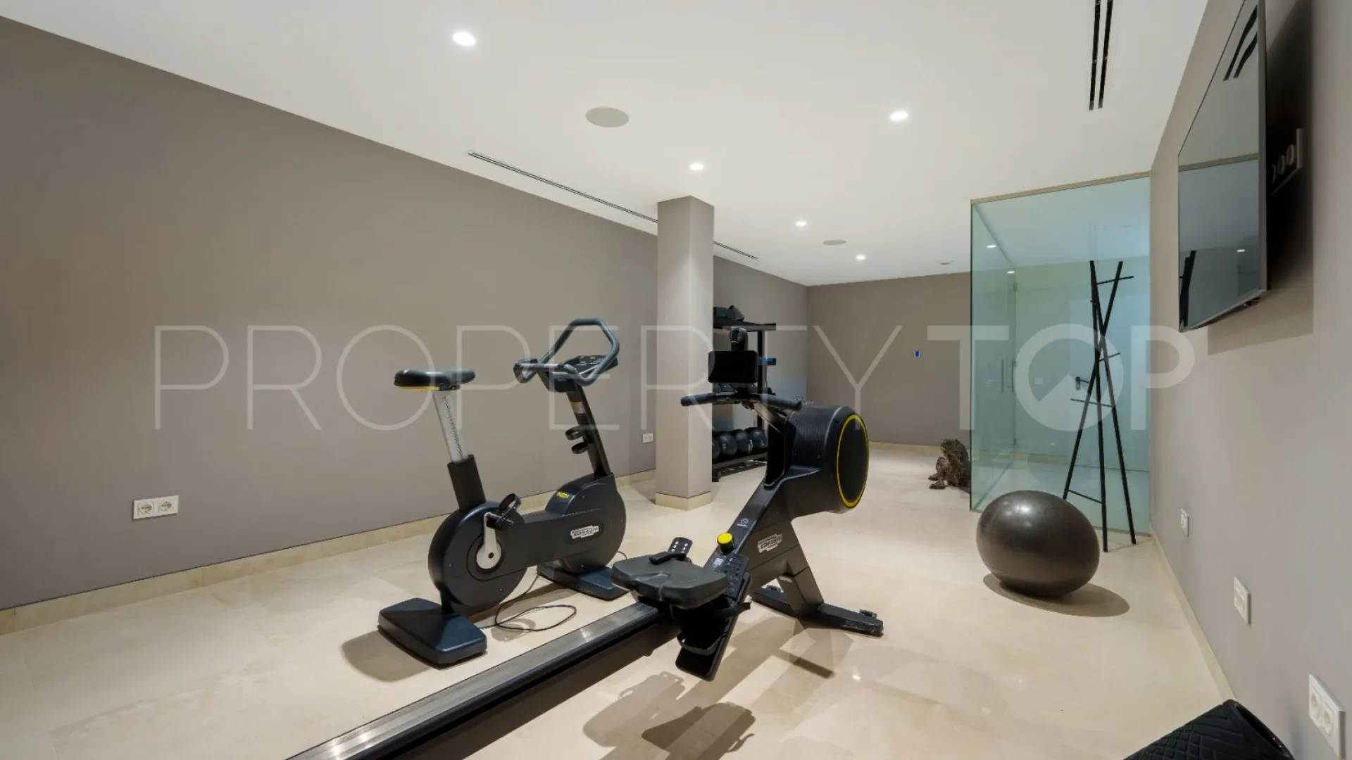 5 bedrooms villa in Nueva Andalucia for sale