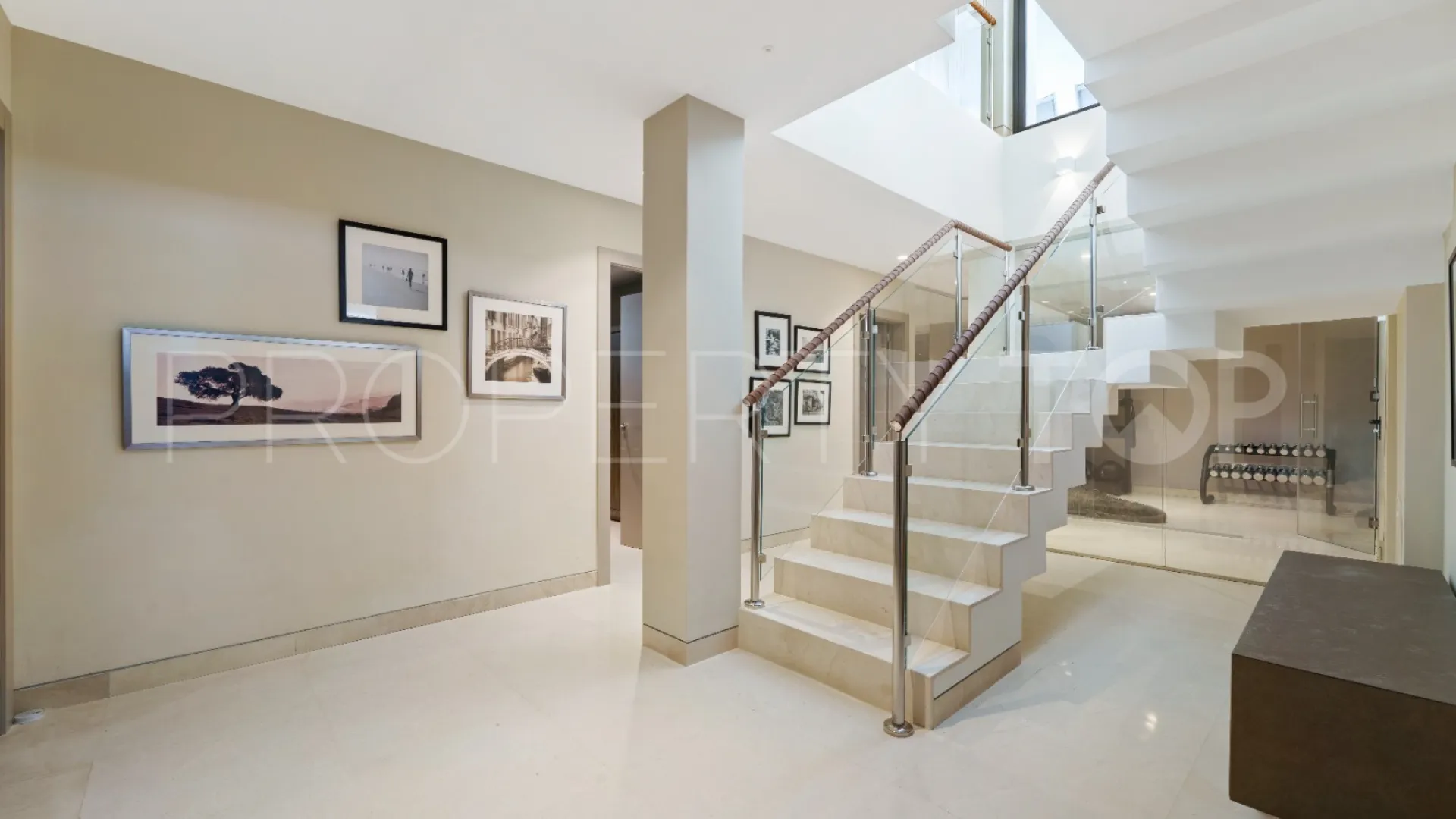 5 bedrooms villa in Nueva Andalucia for sale