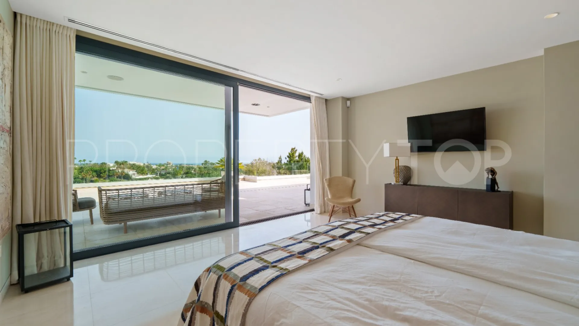 5 bedrooms villa in Nueva Andalucia for sale