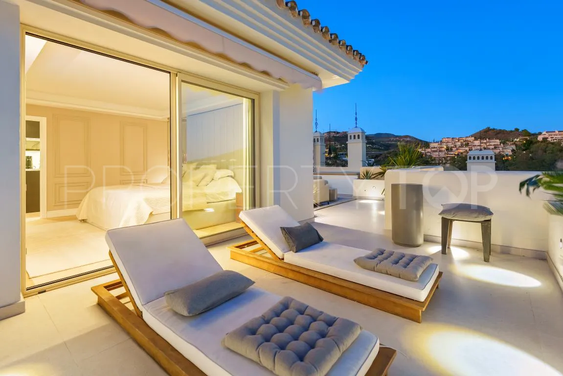 Duplex penthouse with 3 bedrooms for sale in Nueva Andalucia