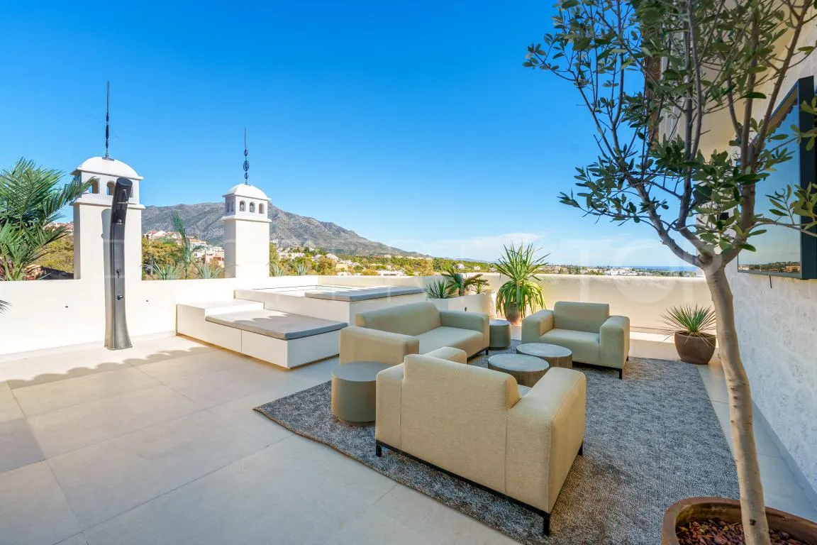 Duplex penthouse with 3 bedrooms for sale in Nueva Andalucia
