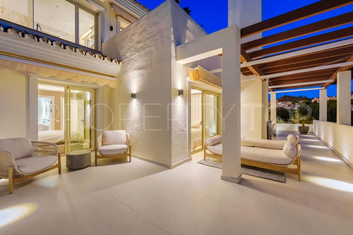 Duplex penthouse with 3 bedrooms for sale in Nueva Andalucia