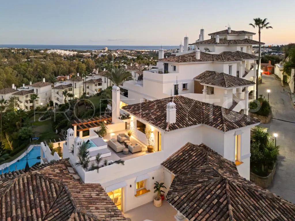 Duplex penthouse with 3 bedrooms for sale in Nueva Andalucia