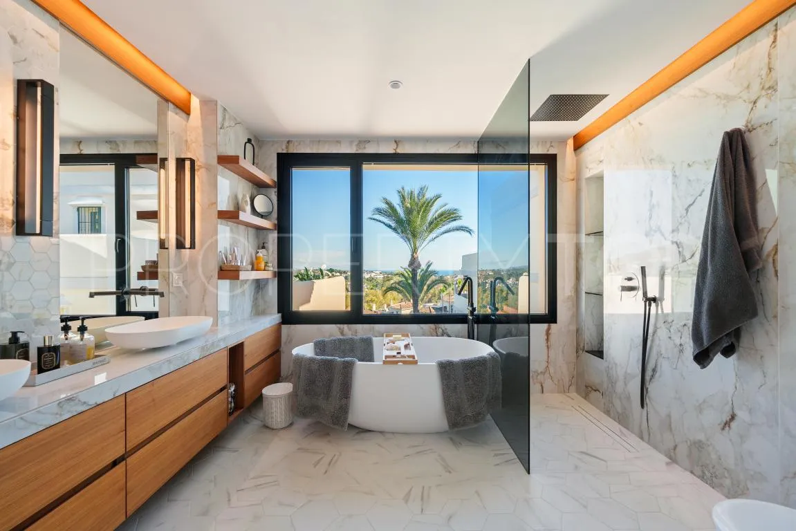 Duplex penthouse with 3 bedrooms for sale in Nueva Andalucia
