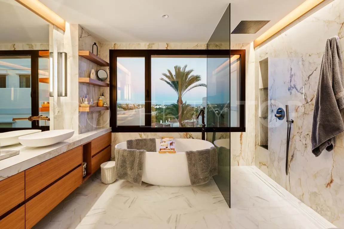 Duplex penthouse with 3 bedrooms for sale in Nueva Andalucia