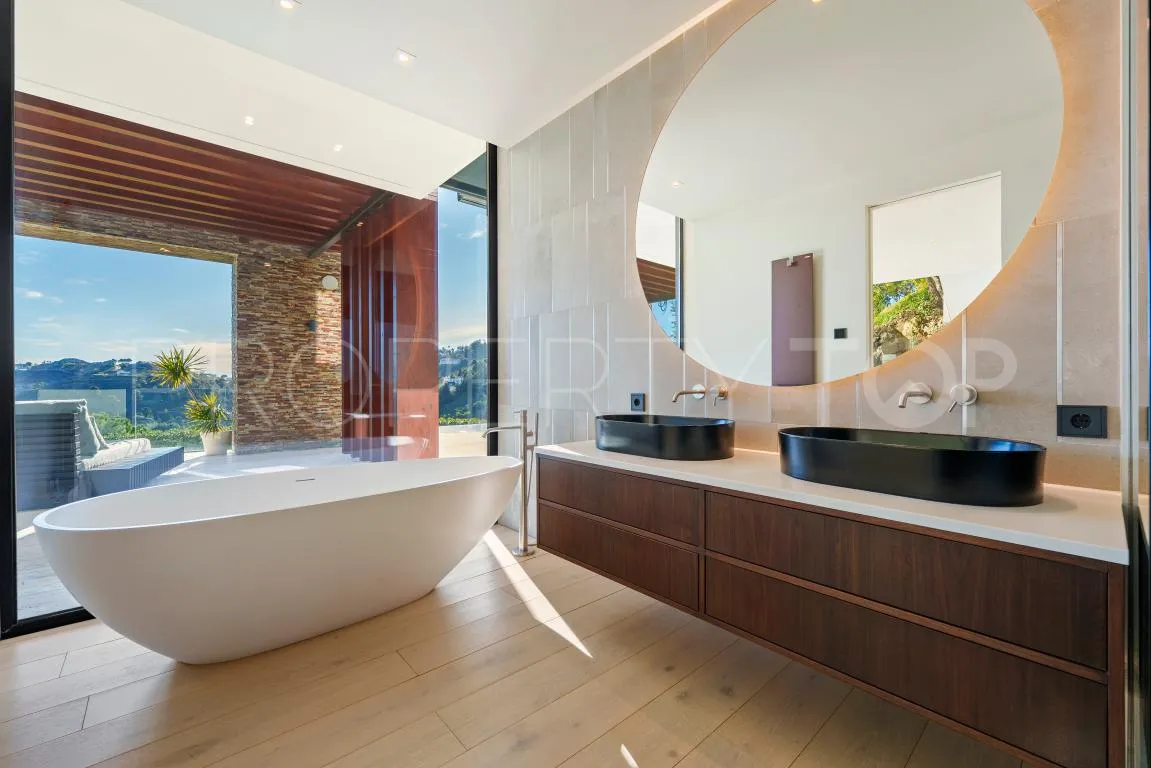 El Madroñal villa for sale