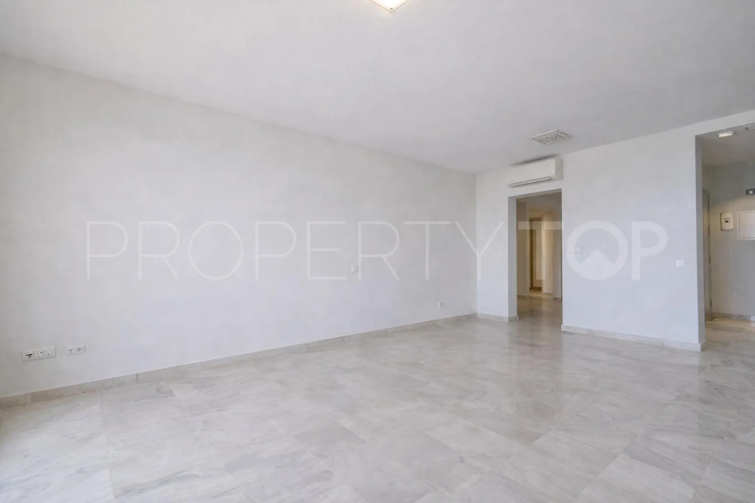 Se vende apartamento con 2 dormitorios en Selwo