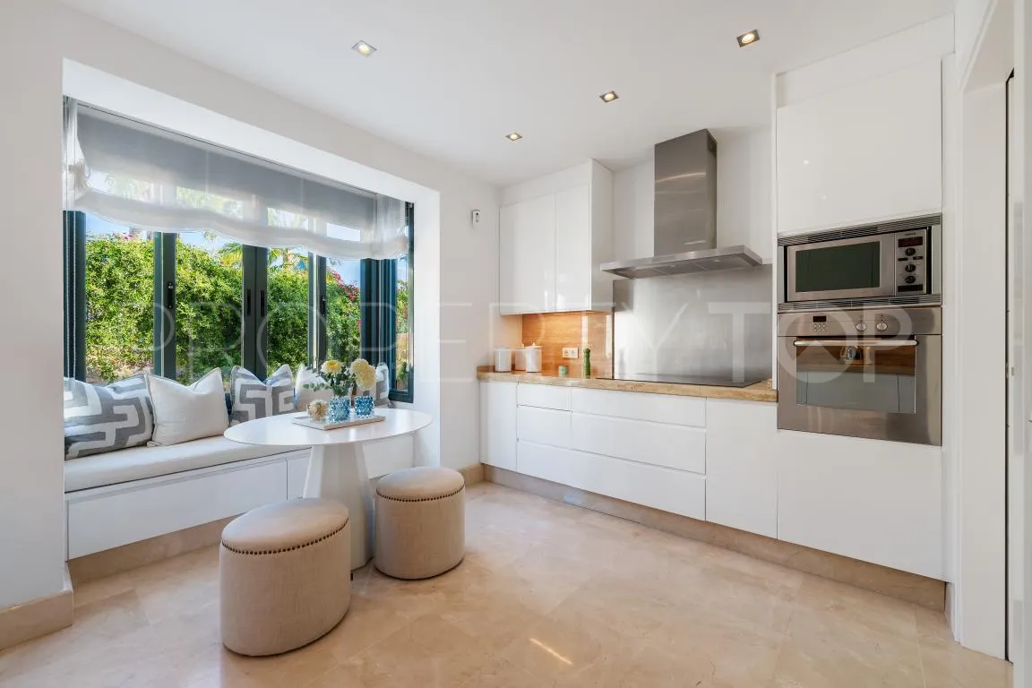 Villa with 4 bedrooms for sale in Nueva Andalucia