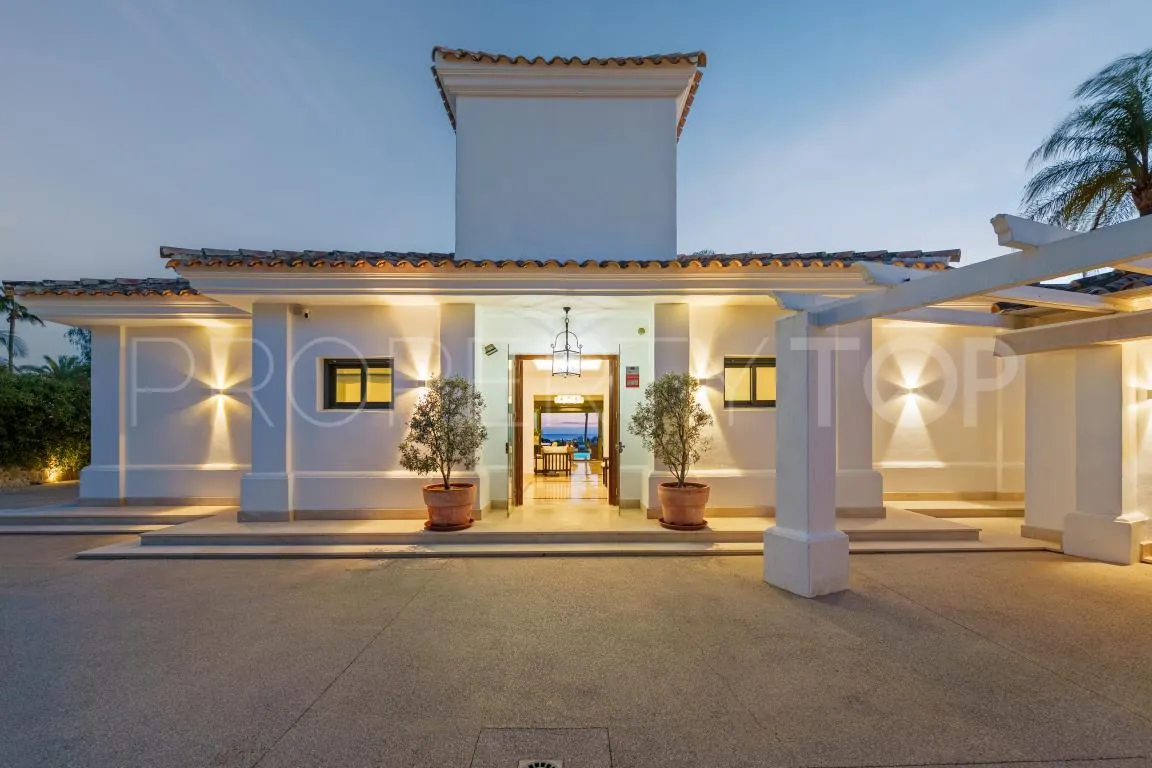 Villa with 4 bedrooms for sale in Nueva Andalucia