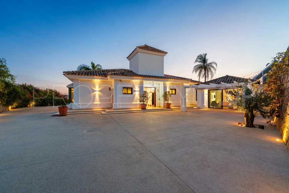 Villa with 4 bedrooms for sale in Nueva Andalucia