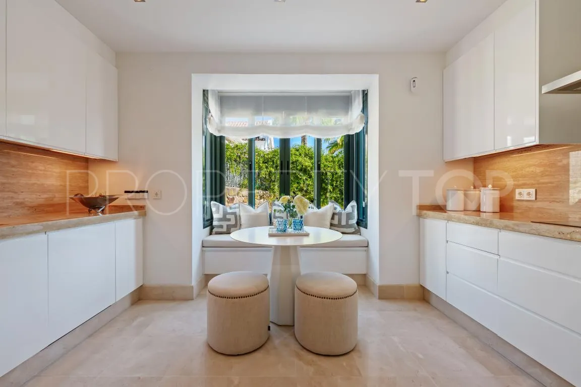 Villa with 4 bedrooms for sale in Nueva Andalucia
