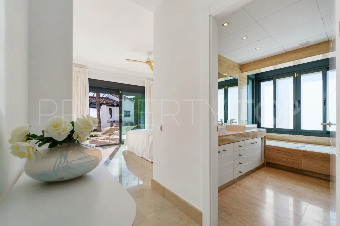 Villa with 4 bedrooms for sale in Nueva Andalucia