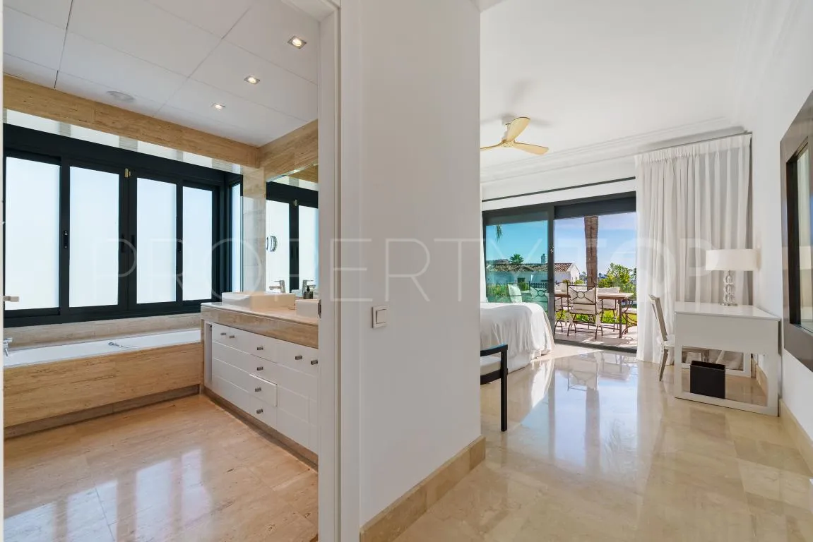 Villa with 4 bedrooms for sale in Nueva Andalucia